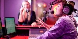 Riscaldamento Voce: 5 Trucchi Per Prepararla Prima Di Una Diretta Radiofonica 9 Speaker Radiofonico Parla Al Microfono