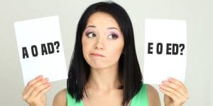 ragazza che tiene in mano due fogli con scritto a o ad e e o ed