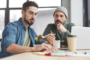 uomini che lavorano in ufficio
