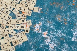 Dadi Di Legno Della Lettera Sulla Tavola Blu 1