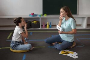 Dizione E Benessere Vocale: Come Mantenere Una Voce Sana 1 Psicologo Che Aiuta Una Ragazza Nella Logopedia 1