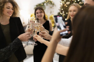 Come Comunicare In Modo Elegante 4 Capodanno Trascorso Con Gli Amici E Festeggiando 1