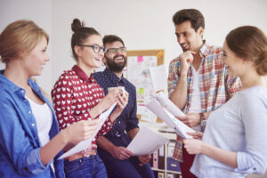 Come Migliorare La Dizione: Alcuni Consigli 3 Colleghi Che Lavorano In Ufficio In Un Atmosfera Rilassata 1
