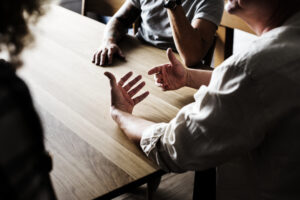 L'Importanza Della Comunicazione Efficace: Il Ruolo Chiave Della Dizione 1 Diversi Amici Riuniti 1