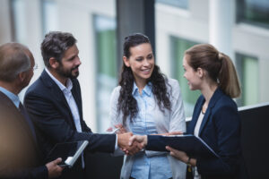 Dizione E Successo Professionale: Come Parlare In Pubblico Con Sicurezza E Persuasione 8 Persone Di Affari Che Hanno Una Discussione In Ufficio 1