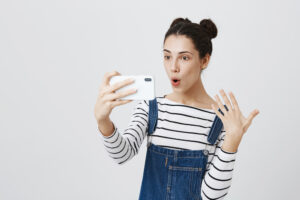 La Dizione Nelle Videochiamate: Come Comunicare Efficacemente Online 6 Videochat Donna Carina Tramite Smartphone Registrare Vlog Sul Cellulare 1