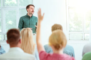 Consigli Su Come Diventare Uno Speaker Motivazionale 9 Relatore Alla Riunione D Affari Nella Sala Conferenze Concetto Di Affari E Imprenditorialita 1