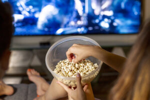 Doppiaggio E Voice Over Nel Cinema E Nella Televisione 7 La Gente Del Primo Piano Che Mangia Popcorn In Salone 1