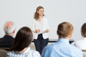 Public Speaking Efficace: Come Riuscirci 4 Donna Di Affari Che Da Una Lezione 2 2
