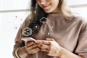 Comunicazione Online: La Dizione Nell'Era Digitale 1 Donna Felice Con Un Telefono 1