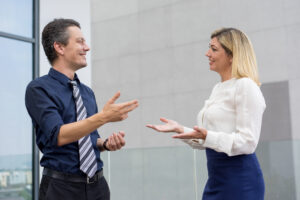 Comunicazione Efficace Con La Dizione 8 Colleghi Sorridenti Che Chiacchierano E Che Gesturing All Aperto 1