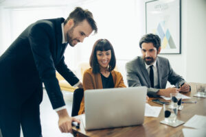 Public Speaking E Carriera: Verso Il Successo Professionale 5 Imprenditori Facendo Attenzione Al Computer Portatile 1