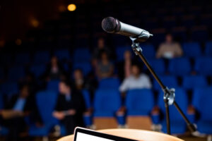 Strategie Efficaci Per Migliorare Le Abilità Di Public Speaking 1 Primo Piano Del Microfono 5 1