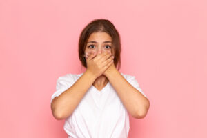 Come Ottimizzare La Dizione 2 Front View Young Beautiful Female White Shirt Covering Her Mouth With Scared Expression 1