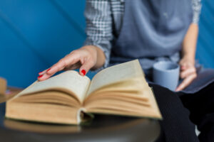 Esercizi Per Migliorare La Dizione A Casa 1 Close Up Book Woman Holding Mug 1
